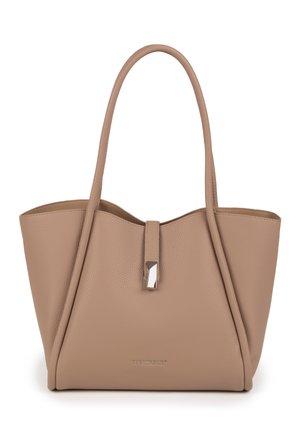 Bolso tote de cuero taupe con dos asas largas, una correa central con detalle metálico y un nombre de marca sutilmente grabado en relieve al frente.