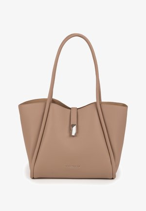 Bolso tote de cuero taupe con dos asas largas, una correa central con detalle metálico y un nombre de marca sutilmente grabado en relieve al frente.