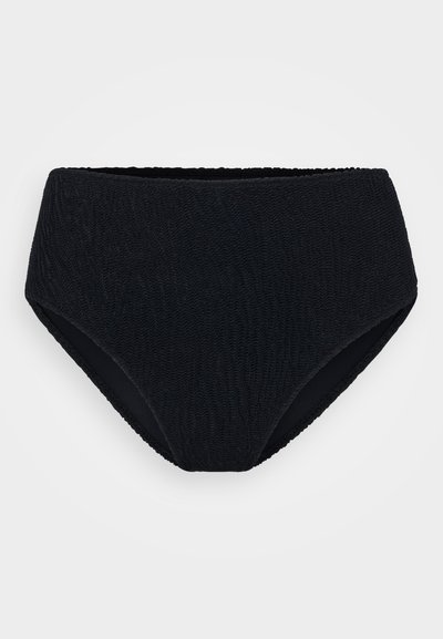 Magas derekú fekete bikini alsó, textúrált anyagból készült, bordázott dizájnnal és sima szélekkel. Nincs látható fémrész vagy dísz.