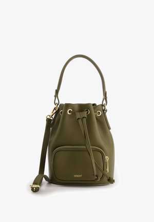 Khaki zielona skórzana torebka w kształcie wiadra z zapięciem na sznurek, złotymi akcentami, przednią kieszenią na zip i odpinanym paskiem na ramię.