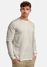Hellgrauer Strickpullover mit texturierten horizontalen Streifen, rundem Ausschnitt und gerippten Bündchen, entworfen für Komfort und Wärme.