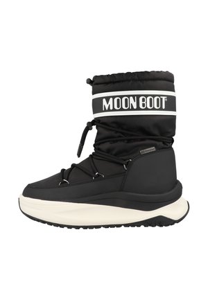 Sort og hvid vinterstøvle med højt skaft, isoleret, med tyk sål, snørelukning foran, snørede afslutning og "MOON BOOT" branding på den øvre skaft.
