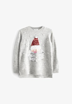 Jasnoszary sweter z czerwonym cekinowym kapeluszem Świętego Mikołaja, białym, puszystym brodą oraz rozrzuconymi białymi pomponami przypominającymi płatki śniegu.