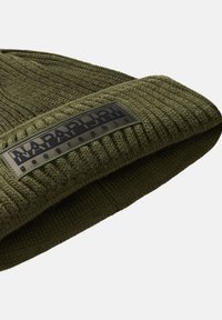 Berretto di maglia verde oliva con risvolto, dotato di una patch rettangolare nera con testo in rilievo e un motivo a punto testurizzato.