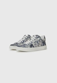 Sneakers con un design testurizzato blu e bianco, una suola in gomma bianca liscia e lacci bianchi piatti.