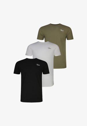 Tre ensfargede T-skjorter med korte ermer i svart, hvitt og olivengrønt, hver med en liten kursiv logo på øvre venstre bryst.