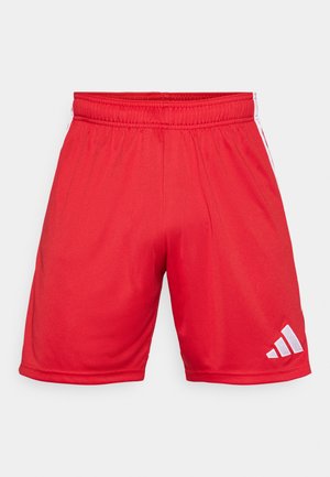 Rode sportkorte broek gemaakt van glad, lichtgewicht stof. Heeft een elastische tailleband en witte strepen langs de zijkanten.