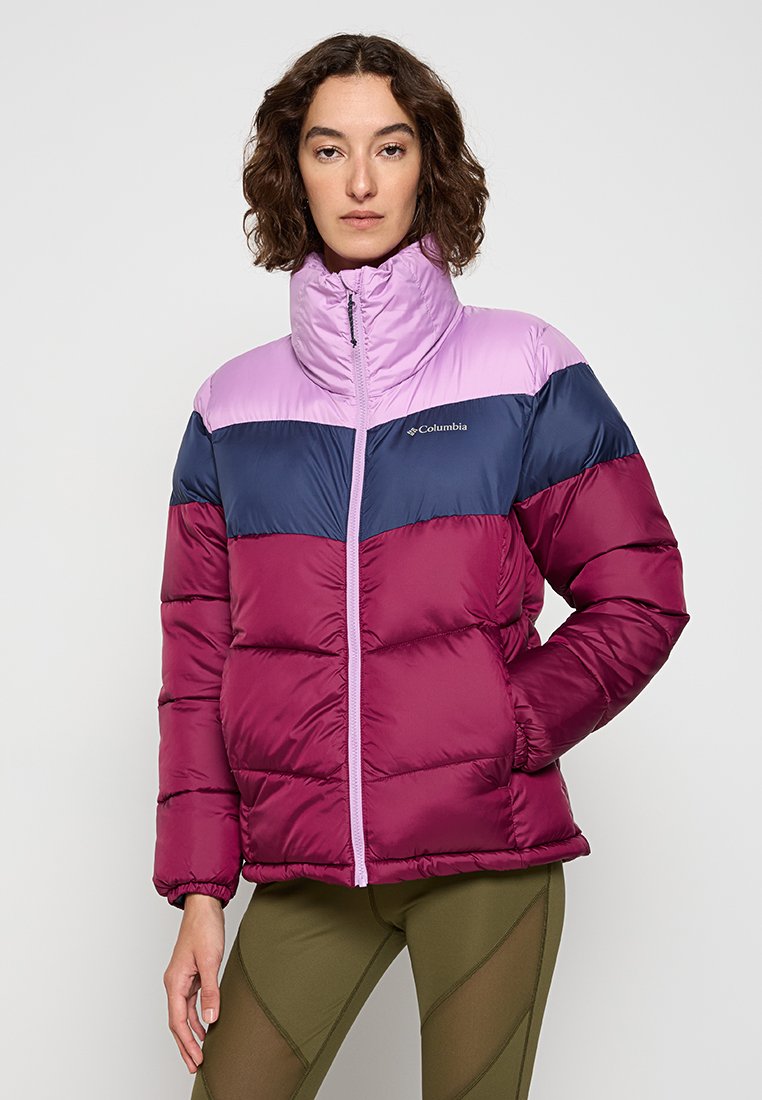 Chaqueta tipo puff con un alto cuello; presenta un diseño en bloques de color en púrpura claro, azul marino y burdeos; textura acolchada con un cierre frontal.