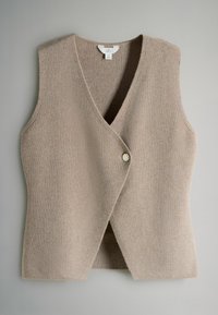 Gilet beige lavorato a maglia con scollo a V, design senza maniche, chiusura con un solo bottone e finitura morbida e testurizzata.