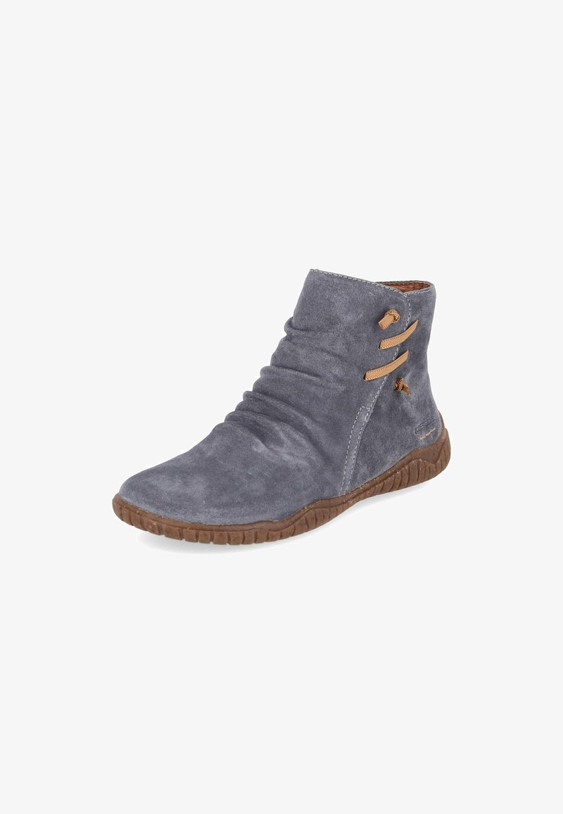 Bottine en daim gris avec un design froncé, semelle en caoutchouc marron et détails de lacets beige sur le côté.