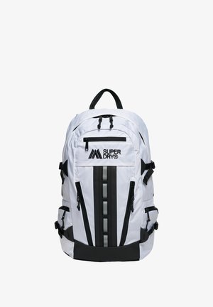 Witte Superdry rugzak met zwarte ritsen, verticale reflecterende strip, meerdere vakken en gevoerd bovenhandvat.
