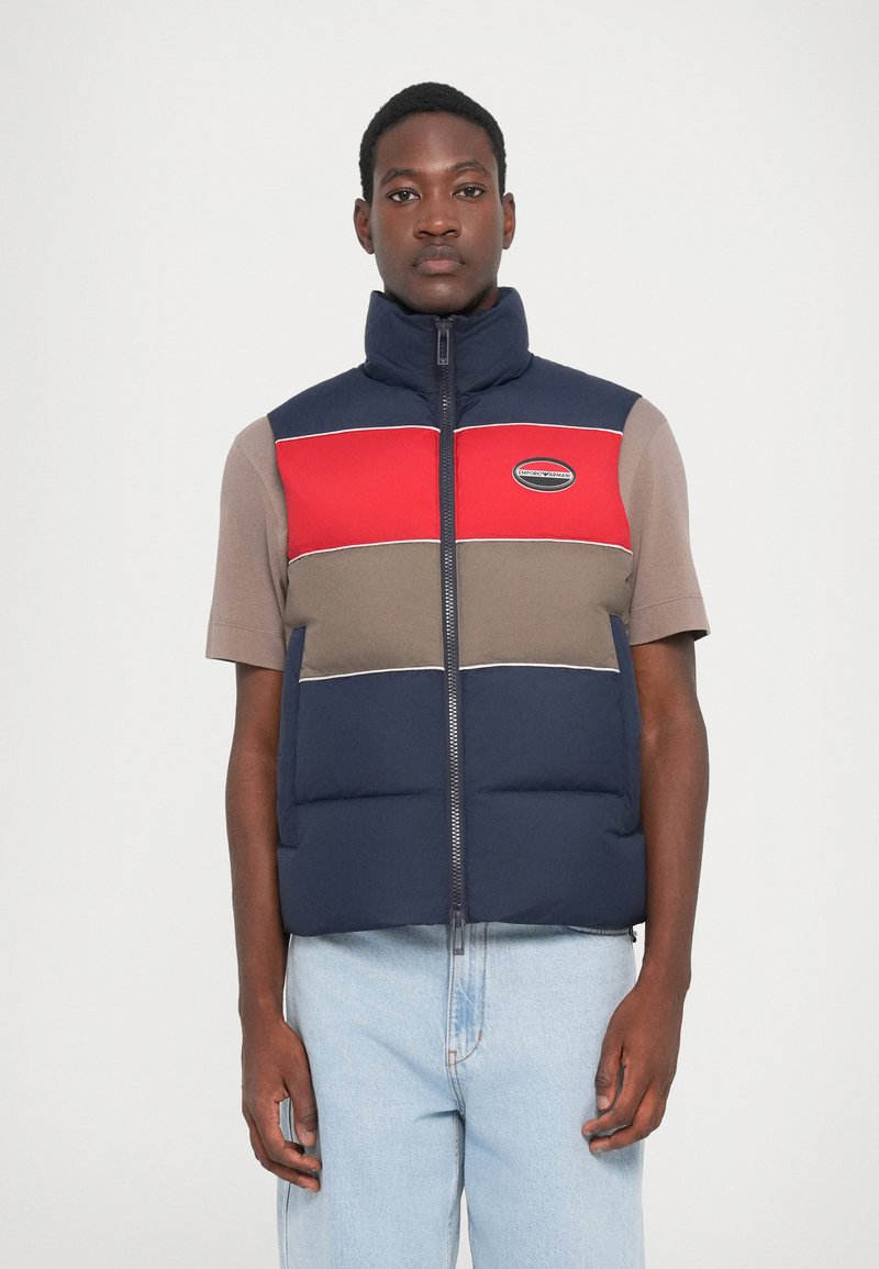 Gevoerde vest met rode, marineblauwe en taupekleurige kleurblokken, hoge kraag, ritssluiting en logoapplicatie op de borst. Katoenmengsel.