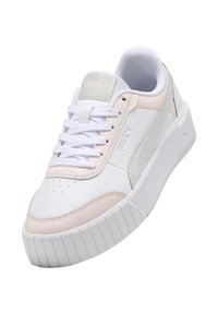 Zapatilla Puma blanca y rosa claro con suela gruesa estriada, parte delantera con cordones y logo de Puma en el lateral y en la lengüeta.