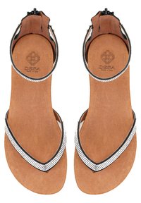 Flache Sandalen mit einer braunen Wildleder-Innensohle, schwarzen Riemen und einem silbernen Strassakzent entlang der Kanten. Offenes Rückendesign mit einer eleganten Silhouette.