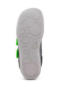 Suela de zapato con un material de goma gris texturizado, que presenta patrones circulares y ovalados, y detalles en verde en los lados. Talla indicada: 28.