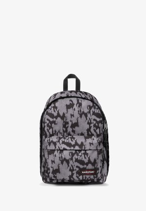 Rucksack mit einem schwarzen und grauen abstrakten Muster, gefertigt aus robustem Stoff. Verfügt über eine Fronttasche und einen Tragegriff oben. Reißverschlussverschluss.