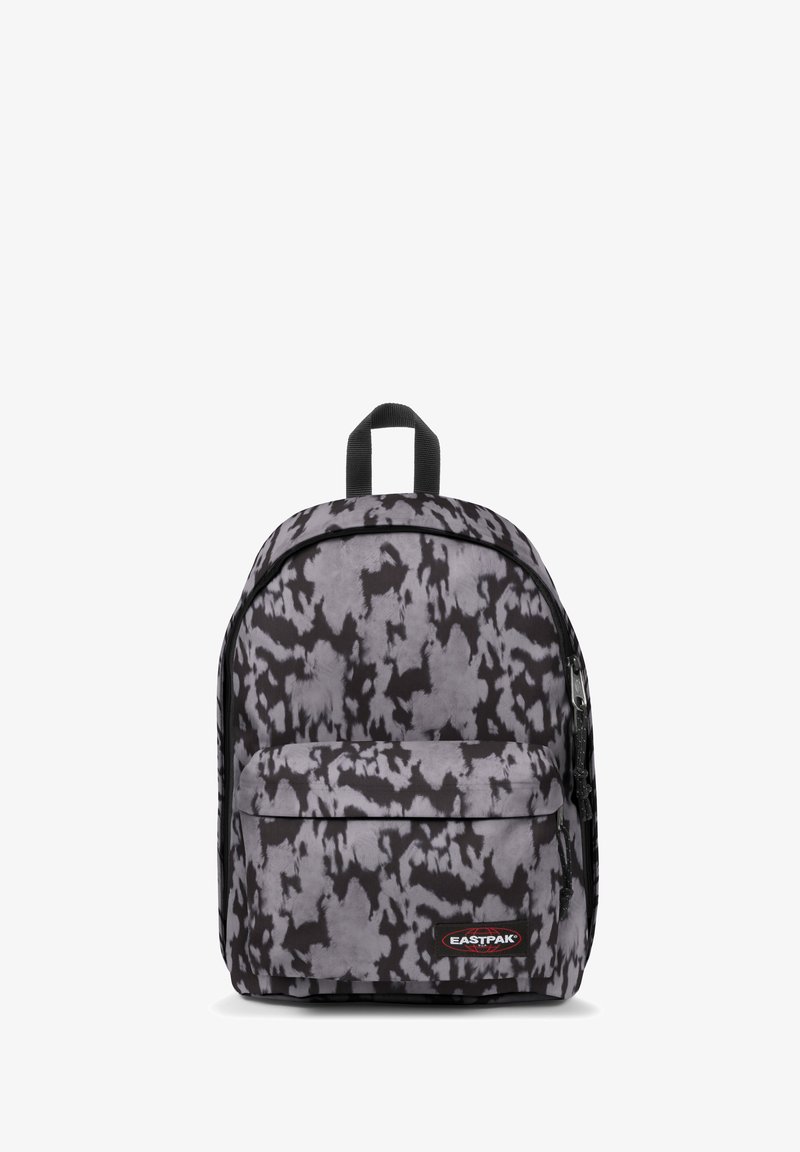 Mochila con un patrón abstracto en negro y gris, fabricada con un material resistente. Cuenta con un bolsillo delantero y una asa superior para llevar. Cierre con cremallera.