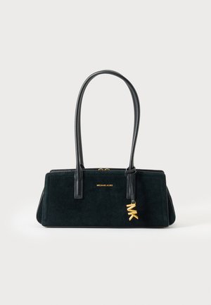 Μαύρη ορθογώνια τσάντα Michael Kors με διπλές λαβές και χρυσό κρεμαστό με το λογότυπο MK που κρέμεται από μία λαβή.