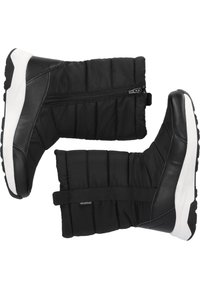 Botas negras impermeables con un upper de nylon acolchado, detalles de cuero, cierre de cremallera y suela de goma blanca para mayor tracción.