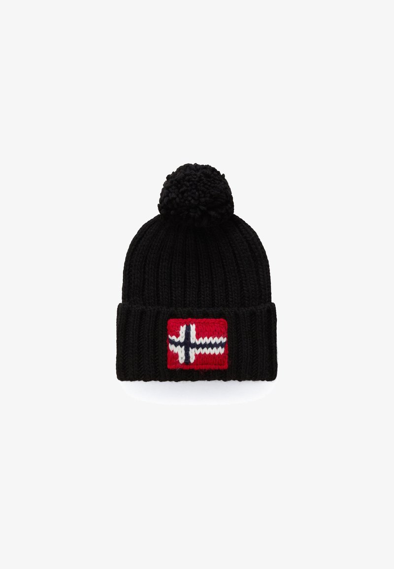 Schwarze gestrickte Beanie mit Bommel und einem umgeschlagenen Bündchen mit einem roten Aufnäher mit weißem und blauem nordischem Kreuz-Design.