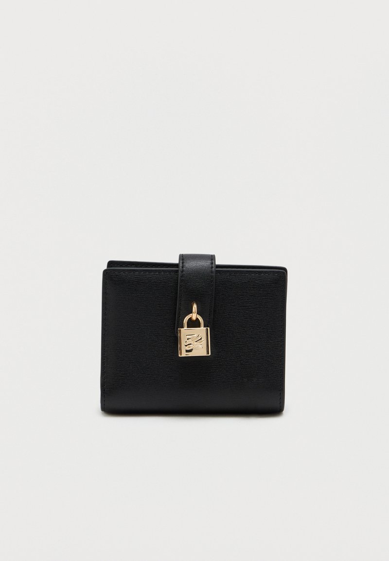 Portofel din piele ecologică de culoare neagră, cu o formă rectangulară, având un accent din pământ auriu și o suprafață texturată. Design compact cu închidere prin curea.