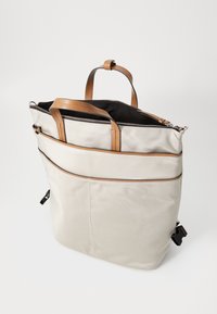 Sac fourre-tout en cuir gris clair avec des accents en cuir marron, double anses, fermeture éclair et poche avant. Texture lisse avec un design minimal.