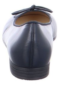 Ballerine in pelle blu navy con punta arrotondata, decorazione a fiocco sul retro, texture liscia, tacco basso e dettagli cuciti lungo la cucitura.