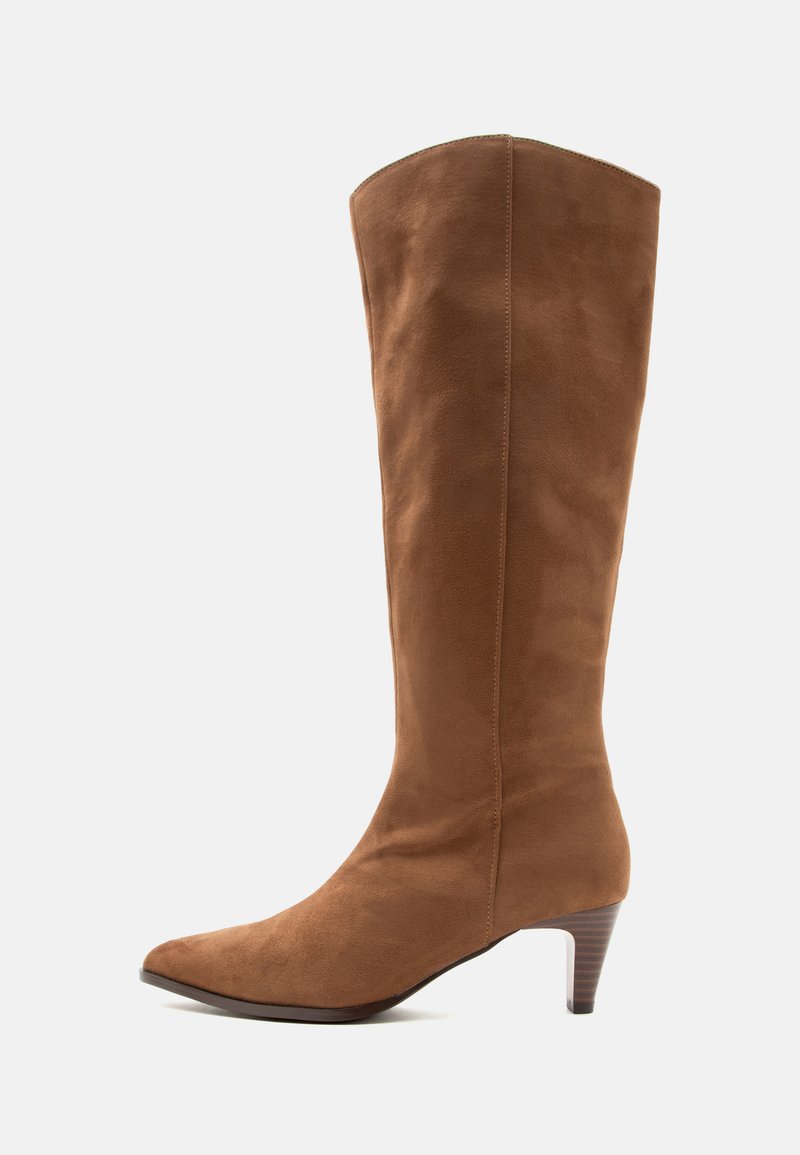 Botte mi-haute en daim marron avec un bout pointu et un talon empilé de hauteur moyenne sur un fond clair uni.