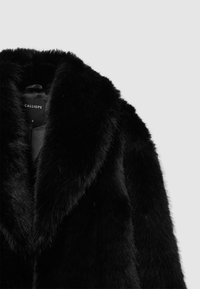 Schwarzer Kunstpelzmantel mit großem Kragen und weicher Textur, mit einem seidig weichen Innenfutter und einem Etikett mit der Aufschrift "CALLIOPE", Größe S.