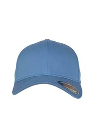 Blauwe honkbalpet met een gebogen rand, gemaakt van stof met een gladde textuur. Bevat een ronde logo-sticker aan de linkerkant.