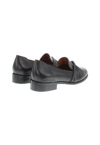 Chaussures en cuir noir avec un bout rond et un design à front drapé. Talon bas et carré avec une texture lisse et des accents minimalistes. Vue de dos.