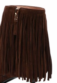 Stivaletto alla caviglia in suede marrone con lunghe frange lungo la parte superiore, chiusura con cerniera e punta leggermente appuntita.