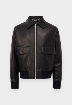 Chaqueta de cuero negra con cuello tipo solapa, cremallera frontal y dos bolsillos con solapa. Presenta puños y dobladillo de punto acanalado. Textura suave.