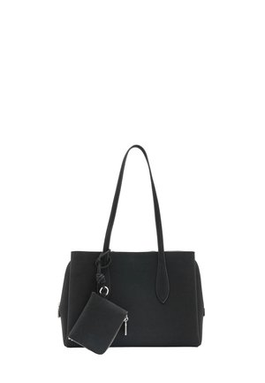 Czarna prostokątna torba na ramię z dwoma długimi paskami i małą kieszonką na zamek przymocowaną pętlą na przedniej stronie.