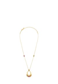 Collier en or délicat avec pendentif ovale orné de perles roses et vertes et de petits charms en or.