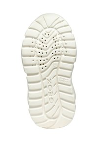 Suola di scarpa in gomma bianca con modelli testurizzati, fori di ventilazione e marchio GeoX; presenta scanalature per trazione e flessibilità.