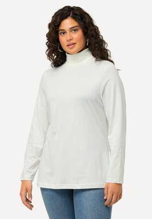 Camisa de cuello alto blanca de manga larga hecha de una tela suave; presenta un corte relajado y un diseño liso.