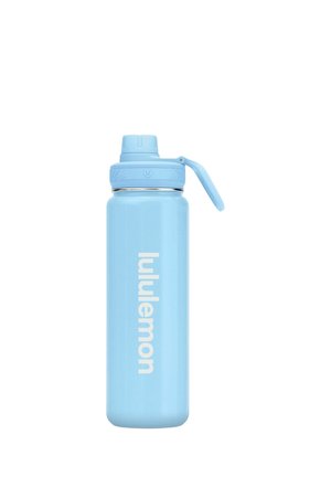 Lichtblauwe herbruikbare waterfles met fliptopdeksel en verticaal in het wit gedrukt "lululemon"-logo.