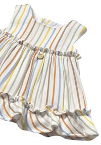 Vestido a rayas con un escote redondo, dobladillo con volantes y cinturilla ajustable. Los colores incluyen blanco, azul, amarillo, naranja y verde.