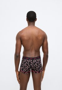 Μπόξερ σε μαύρο χρώμα, με επαναλαμβανόμενο σχέδιο καρδιάς και καραμέλας σε κόκκινο και άσπρο. Μαλακή ελαστική μέση με λογότυπο.