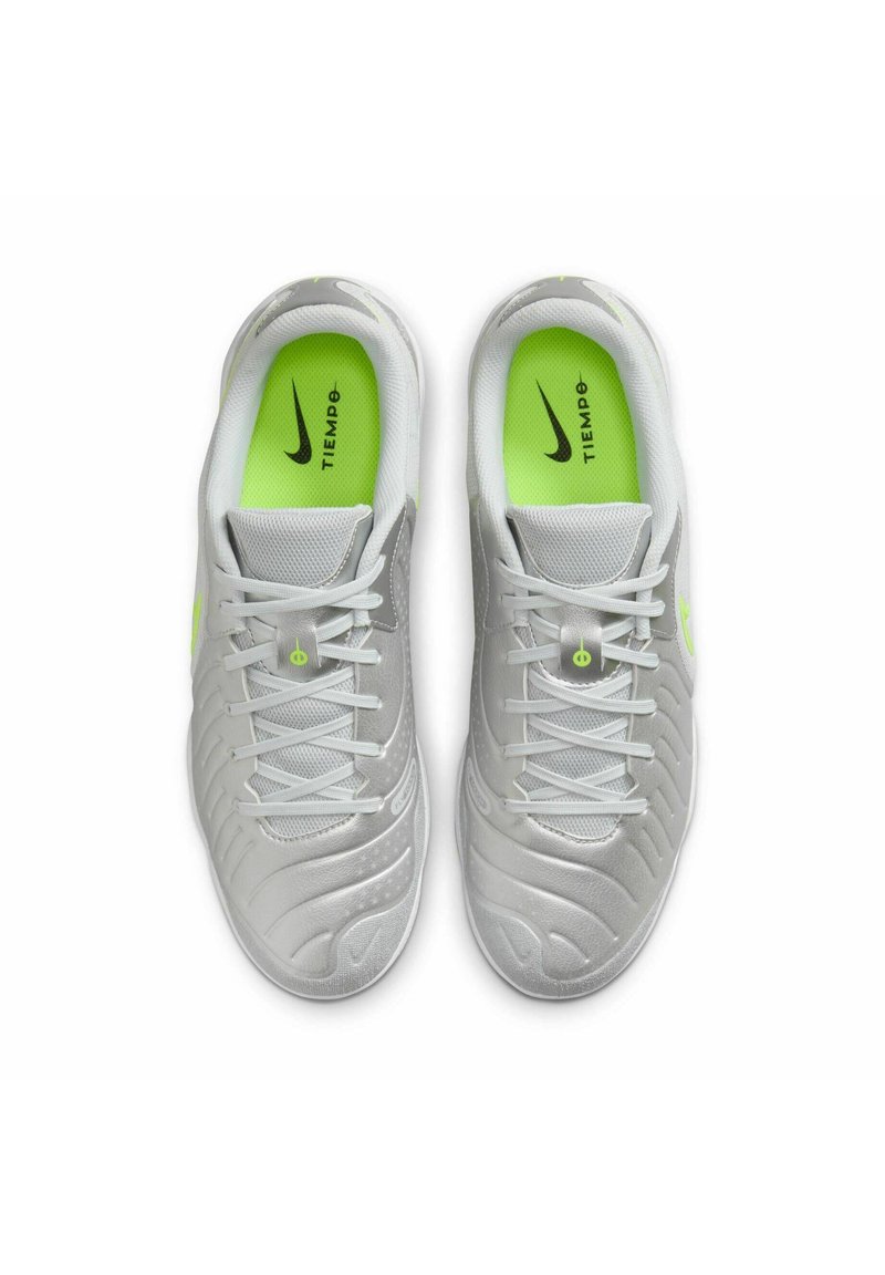 Buty Nike Tiempo z syntetycznej cholewki w kolorze srebrnym i szarym, z teksturowanym wzorem oraz intensywnie zieloną wkładką, kontrastowymi sznurowadłami i akcentami.