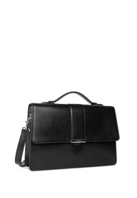 Malette en cuir noir avec un rabat, accent en métal argenté à l'avant et une sangle détachable. Texture lisse et forme structurée.