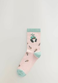 Lyserød bomuldsstrømpe med grønne detaljer, prydet med et panda-design og små bladmønstre. Ribbet kant og en glat overflade.