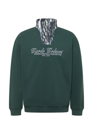 Groene sweatshirts met een hoge kraag met een patroon aan de binnenkant, een ritssluiting halverwege en een geborduurd logo aan de voorkant.