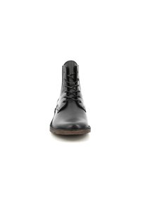Botín de cuero negro hasta el tobillo con un acabado liso, puntera redondeada y sistema de cordones. Presenta una suela marrón resistente con costuras visibles.