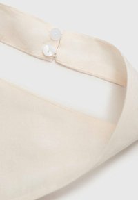 Collare in tessuto beige con due bottoni bianchi circolari. Texture liscia, design semplice e linee pulite. Adatto a vari stili e occasioni.