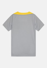 Jersey gris de manga corta con un tejido texturizado y un acento amarillo alrededor del cuello. Corte estándar, diseño liso en la parte trasera.