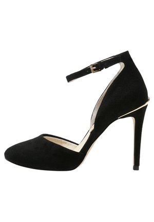 Chaussure à talon haut en daim noir avec bout pointu, bride de cheville avec boucle dorée et talon stiletto fin avec accent doré.