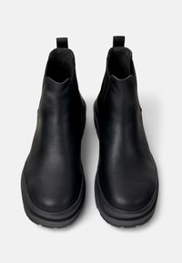 Stivaletti in pelle nera con finitura liscia, pannelli laterali elasticizzati e suola in gomma testurizzata. Linguetta sul retro per un'indossabilità facile.