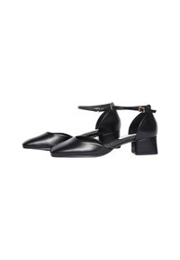 Scarpe nere in pelle con punta affusolata, cinturino alla caviglia e tacco basso a blocco. Presentano una texture liscia e un design minimalista.